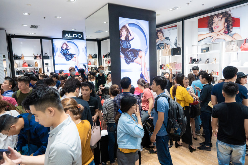 Dem Giang sinh Vincom: Le hoi ron rang, qua tang ngap tran-Hinh-9