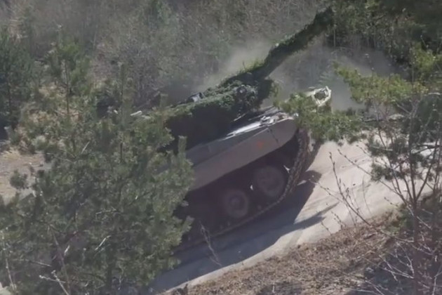 Bài thử nghiệm mới đây của quân đội Thụy Điển đã chứng minh rằng, xe tăng Leopard 2 không thực sự hiện đại và hiệu quả như những gì Đức quảng cáo, ít nhất là trong khả năng vận hành ở điều kiện địa hình phức tạp.