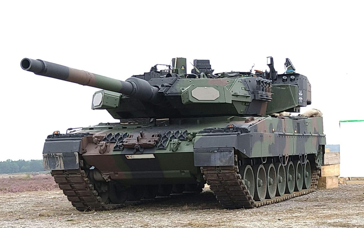 Không rõ chiếc xe tăng Leopard 2 được Thụy Điển mang ra thử nghiệm thuộc phiên bản nào. Trong biên chế của quân đội Thụy Điển hiện từng có khoảng 120 xe Leopard 2 phiên bản 2A4 - phiên bản phổ biến nhất của dòng xe tăng này.