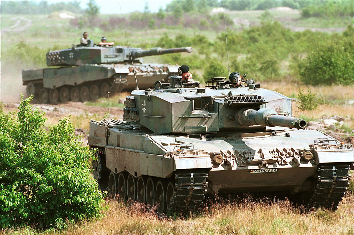 Ở Thụy Điển, xe tăng Leopard 2 2A4 có tên mã là Strv 121. Tuy nhiên, toàn bộ 160 chiếc Strv 121 của Thụy Điển đã được cho về hưu, hiện nước này chỉ sử dụng Strv 122 (một phiên bản tiên tiến hơn so với Strv 121) trong biên chế.