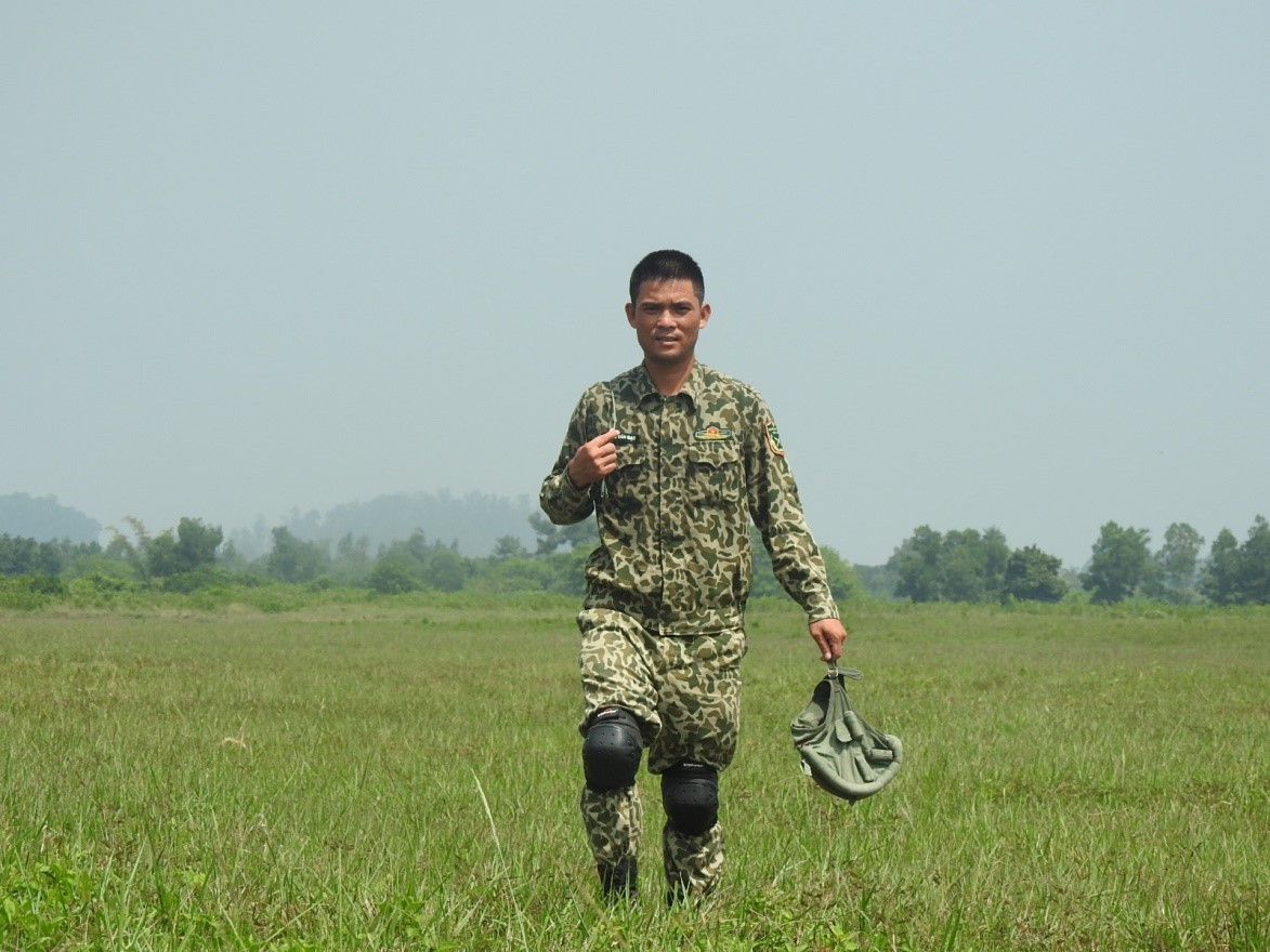Một chiến đấu viên vừa hoàn thành nội dung nhảy dù.