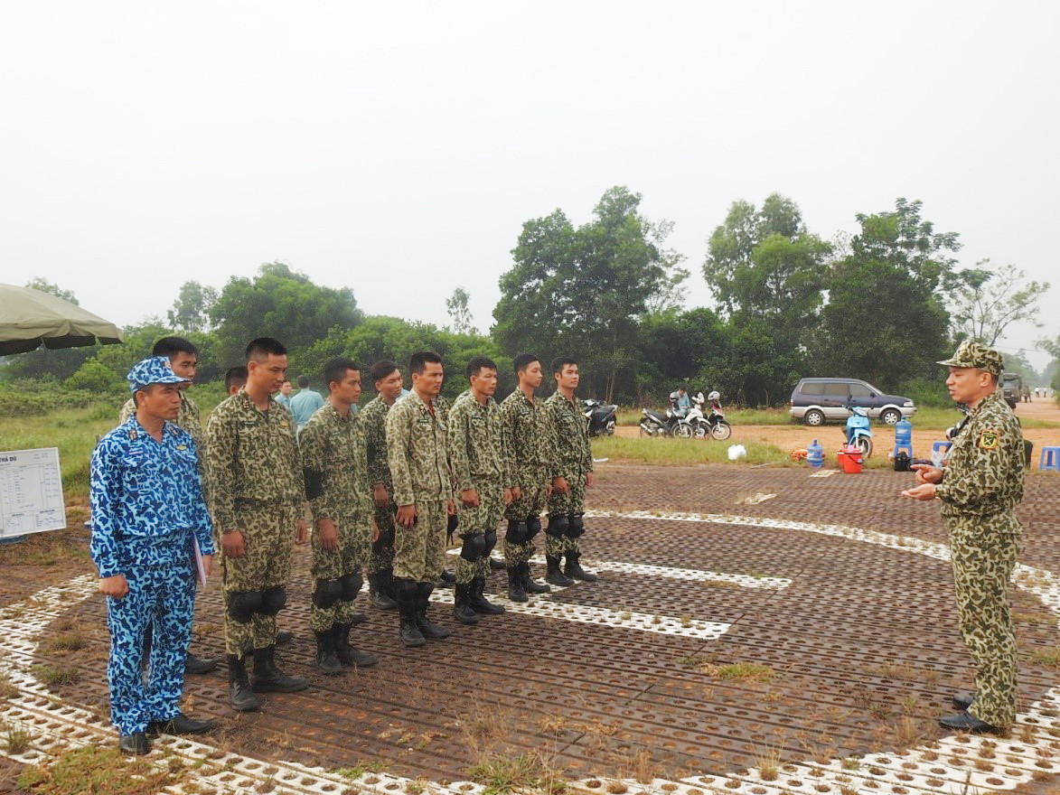 Trung tá Hoàng Văn Vĩnh, Phó Lữ đoàn trưởng Lữ đoàn 126 biểu dương cán bộ, chiến đấu viên hoàn thành tốt nội dung nhảy dù.