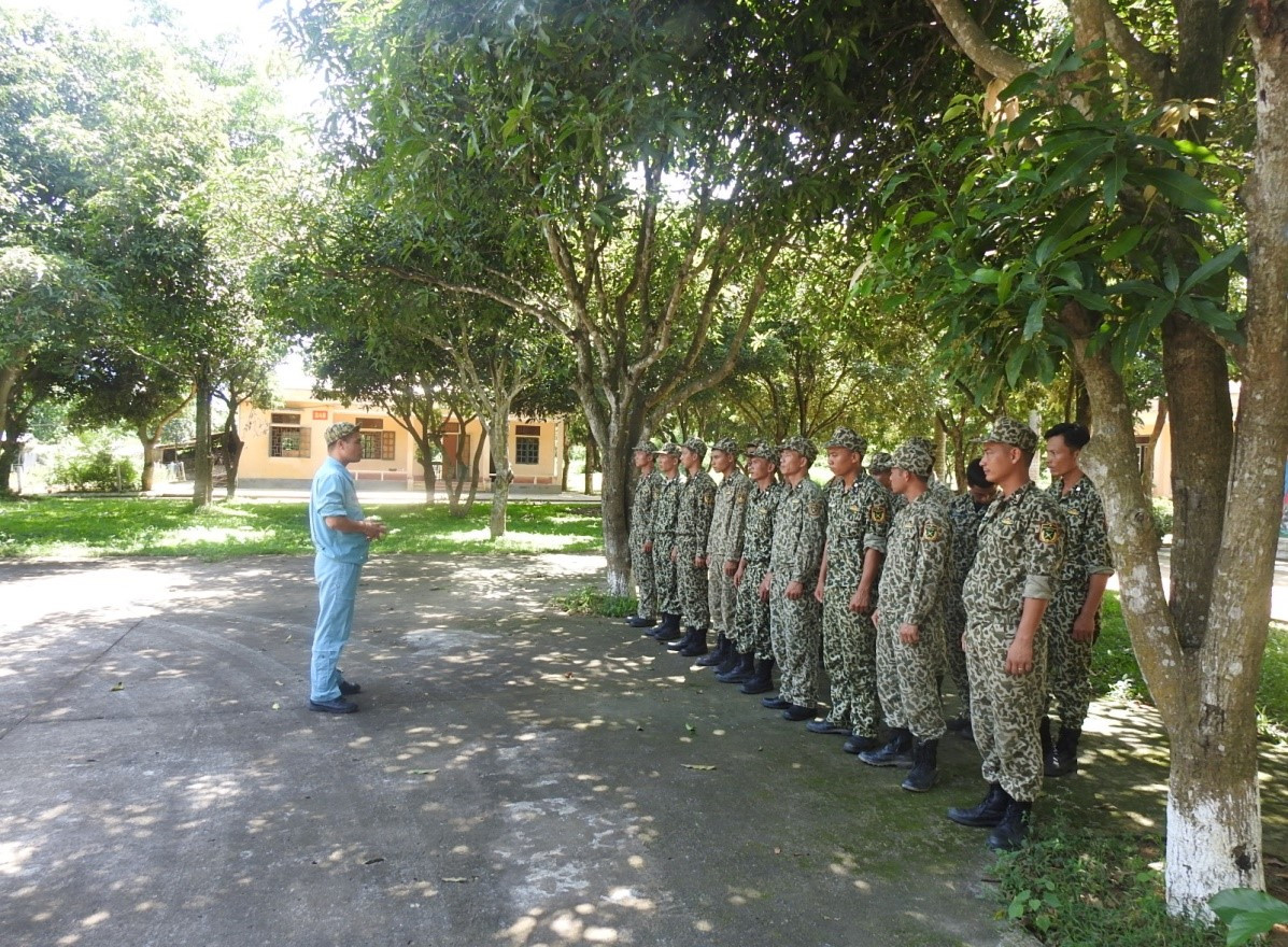 Nội dung huấn luyện gồm: Sắp đặt, gấp, chuẩn bị dù; các bài tập tiếp đất an toàn; cách xử lý một số tình huống khi dù rơi xuống nước, mắc trên cây… Cán bộ, chiến đấu viên đã làm tốt công tác chuẩn bị, khắc phục khó khăn, thực hành thuần thục kỹ năng làm chủ dù, nhảy dù và tiếp đất an toàn. Kết quả kiểm tra kết thúc khoa mục 100% cán bộ, chiến đấu viên đặc công hoàn thành tốt và xuất sắc nhiệm vụ “chinh phục” bầu trời.