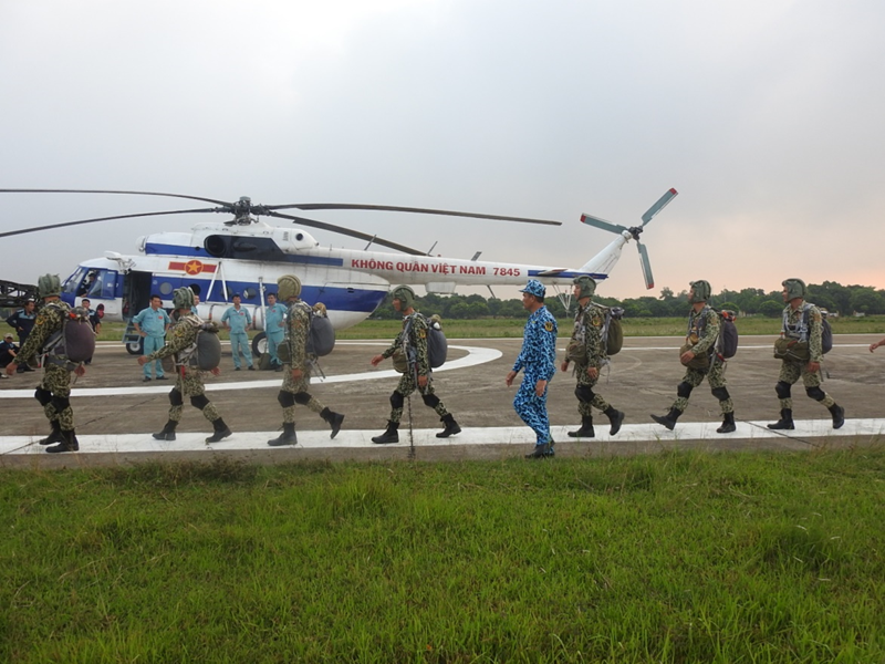 Cán bộ, chiến đấu viên hành quân lên máy bay.