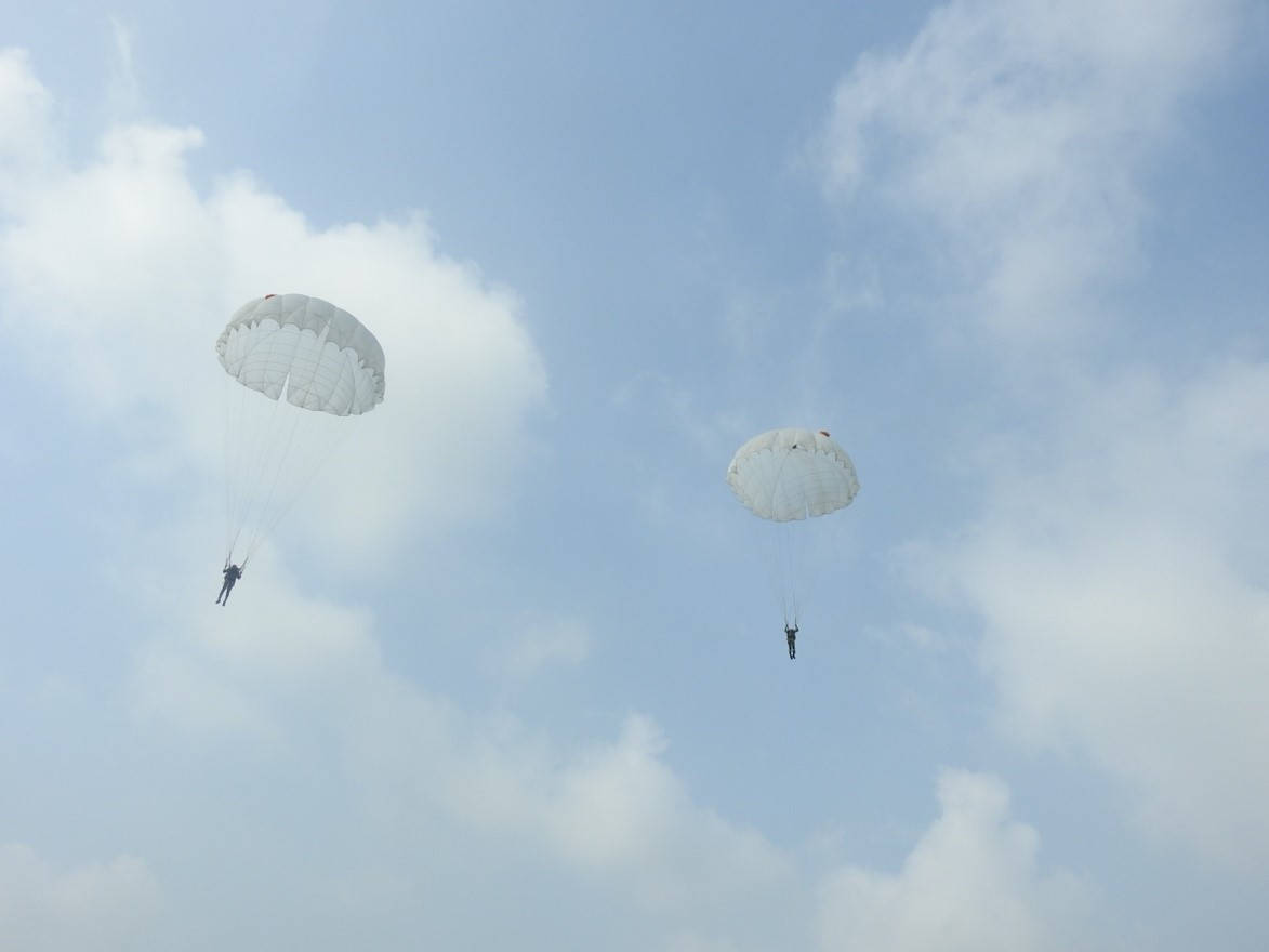 Thuần thục động tác điều khiển dù trên không trung.