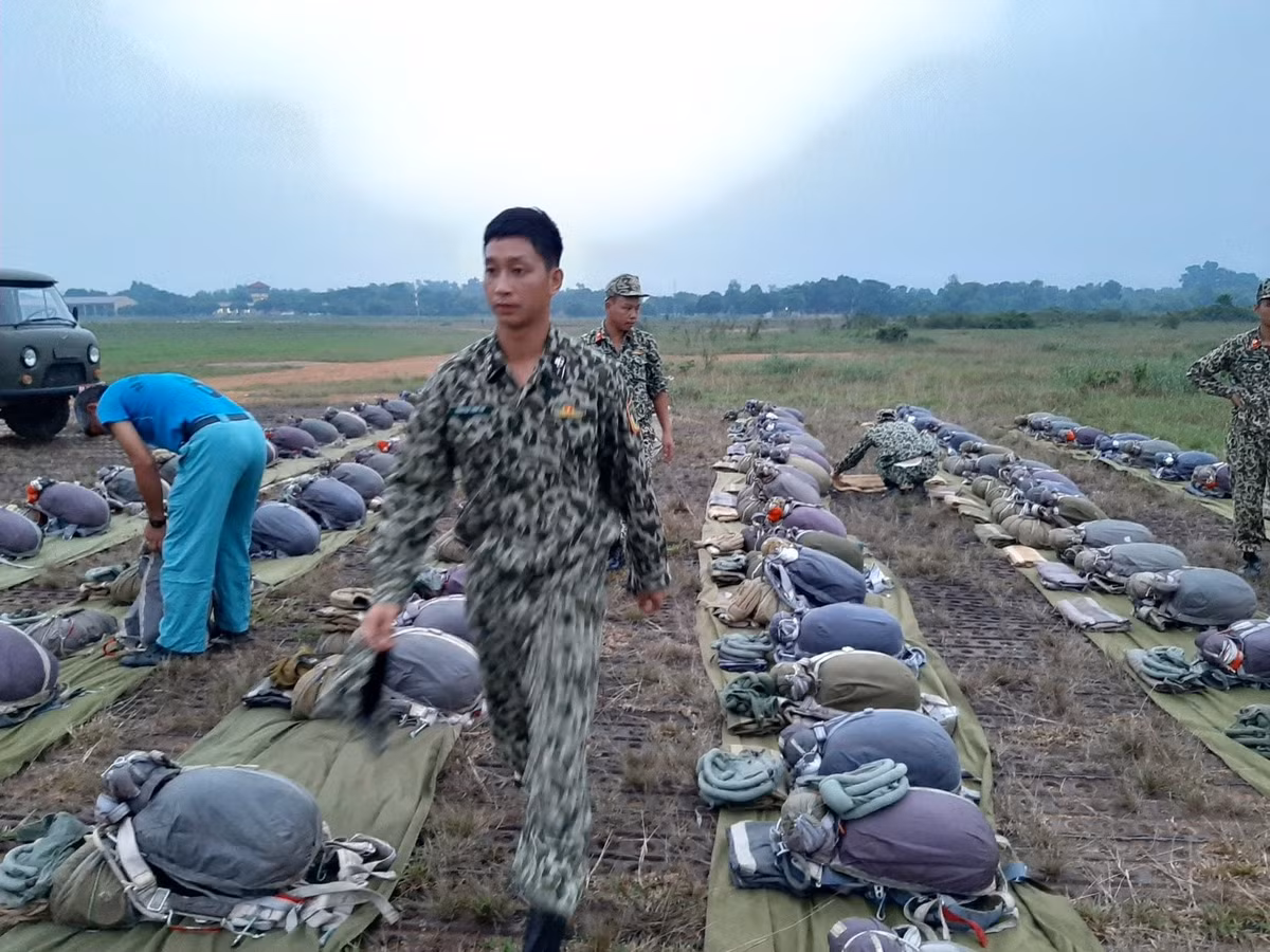 Công tác chuẩn bị xong, dù được xếp ngay ngắn.