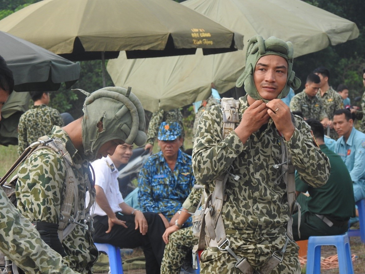Các cán bộ, chiến đấu viên làm công tác chuẩn bị trước khi thực hành nhảy dù.