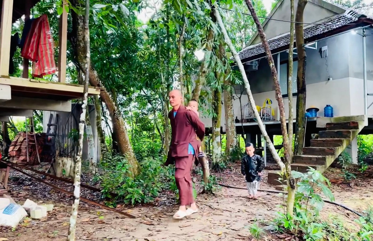 Hiện, nhà chùa đang nuôi 8 trẻ (cháu lớn nhất 4 tuổi, cháu nhỏ nhất chỉ mới 3 tháng tuổi) và 5 người khuyết tật. 