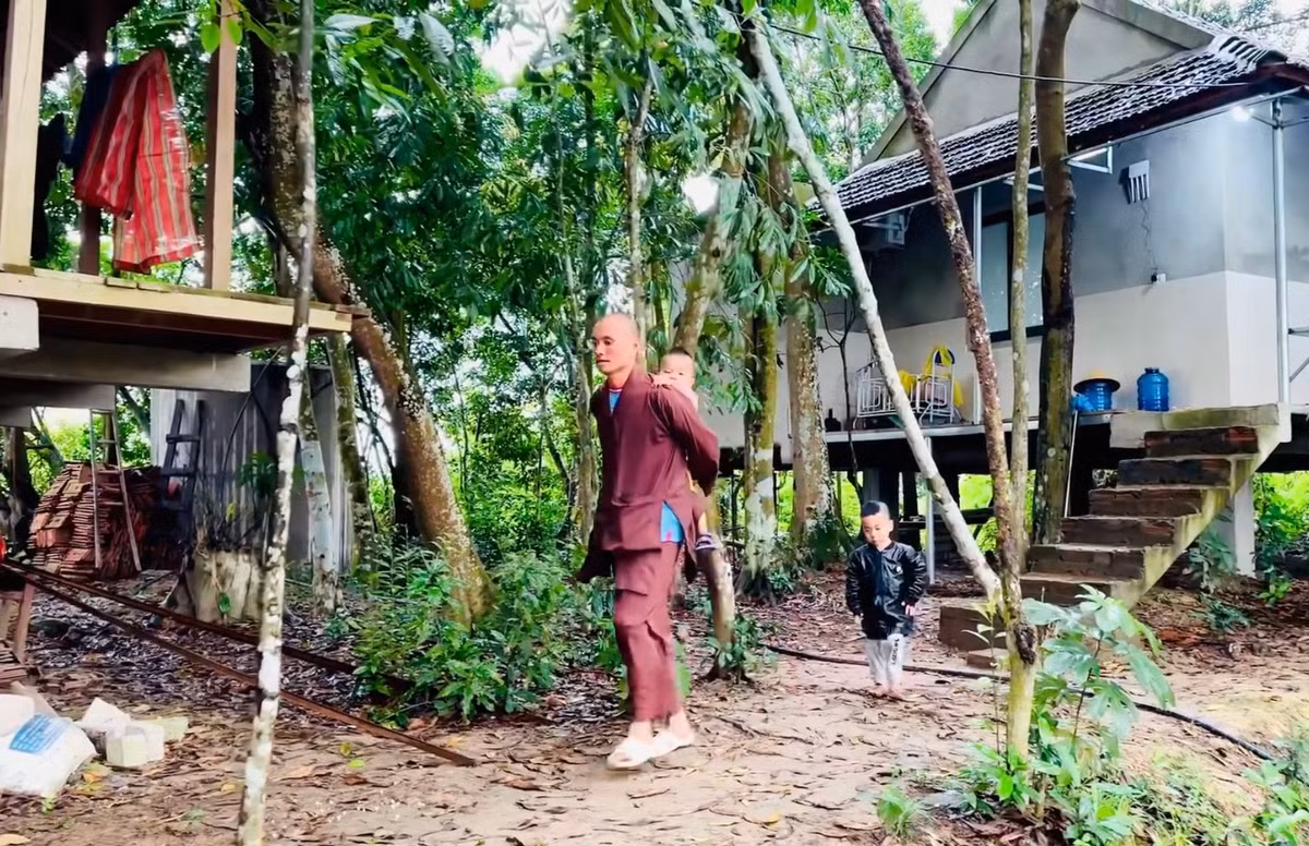 Hiện, nhà chùa đang nuôi 8 trẻ (cháu lớn nhất 4 tuổi, cháu nhỏ nhất chỉ mới 3 tháng tuổi) và 5 người khuyết tật. 