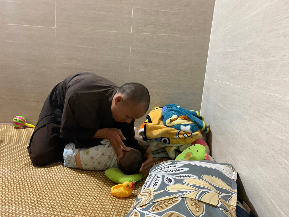 Tất cả những đứa trẻ sơ sinh được đưa đến chùa, đều do chính tay sư thầy Thích Đồng Pháp chăm sóc, nuôi dưỡng. Thầy cũng là người trực tiếp đi xin sữa, quần áo, đồ dùng, dạy bảo điều hay lẽ phải cho các em.