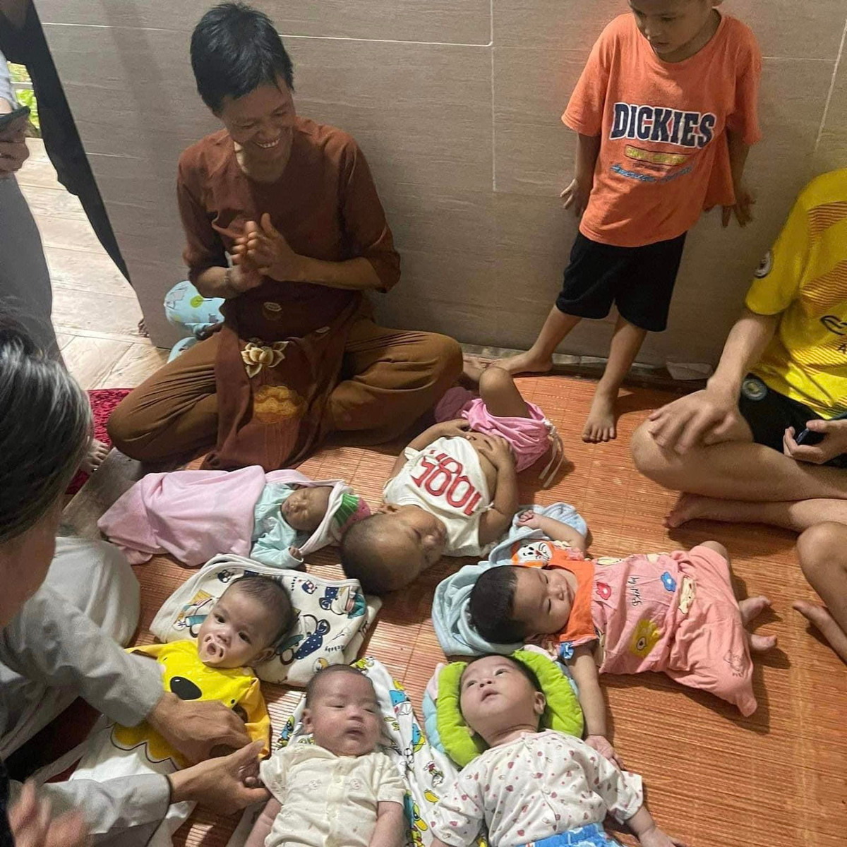 Một số cháu bé sơ sinh bị người thân bỏ rơi trước cổng chùa Vĩnh, nhờ sư thầy chăm sóc...