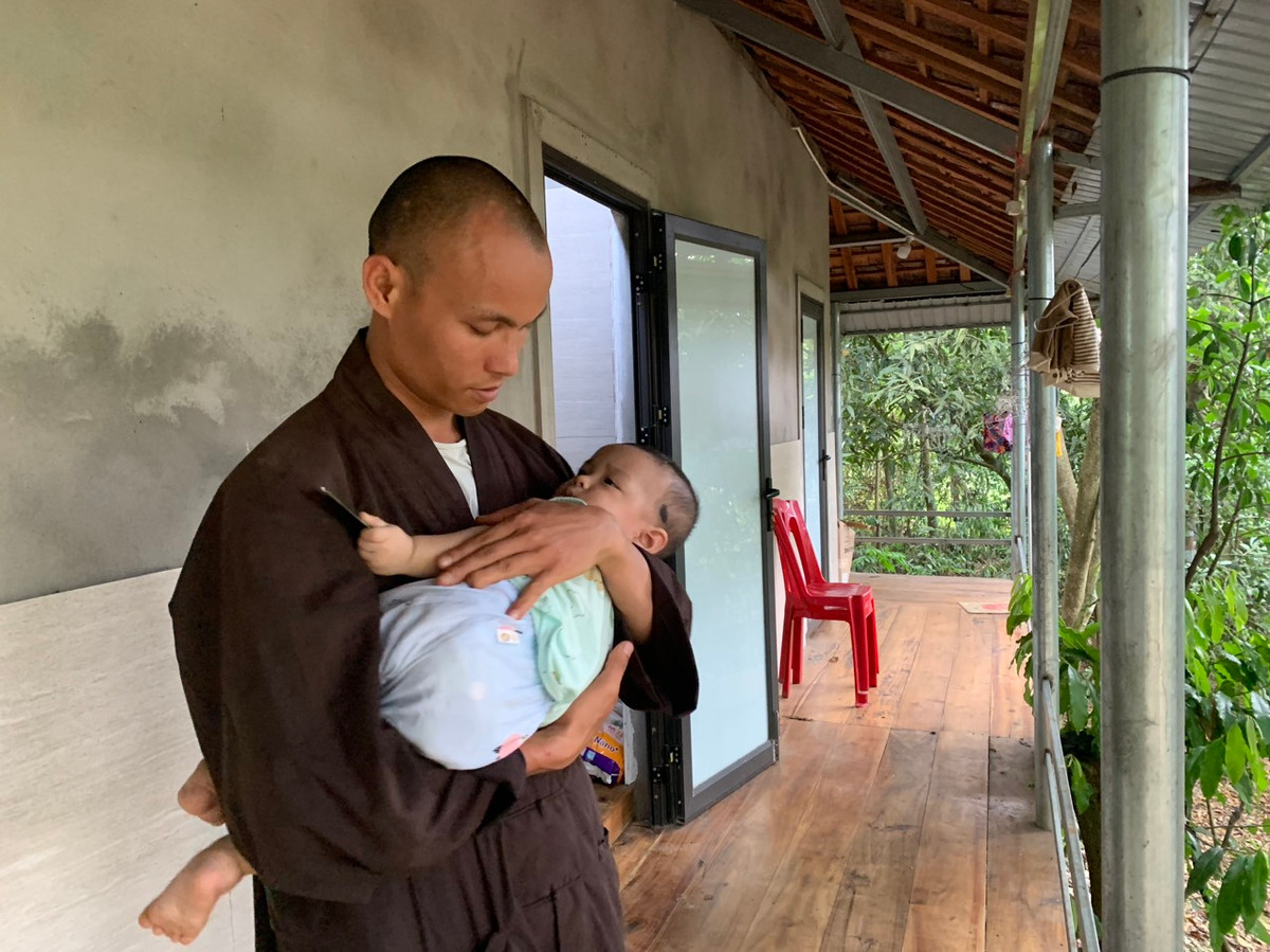 Sư thầy Thích Đồng Pháp, trụ trì chùa Vĩnh, chia sẻ: “Các cháu rất đáng thương, không có ai để nương tựa nên mình đã tiếp nhận, nuôi dưỡng. Nhìn chúng lớn lên khỏe mạnh, hạnh phúc… tôi cũng cảm thấy ấm áp, an lòng. Được sự hỗ trợ của chính quyền địa phương, hiện nhà chùa đã làm được giấy khai sinh cho một số cháu theo đúng quy định pháp luật”. 