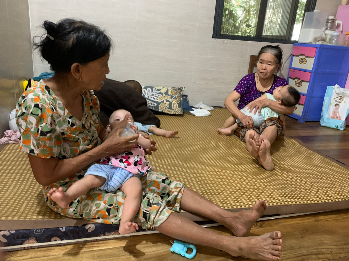 Cảm động trước việc làm công đức của sư thầy, đã có nhiều phật tử, người già ở trong vùng tự nguyện vào chùa phụ giúp thầy chăm sóc, nuôi dưỡng các em nhỏ.