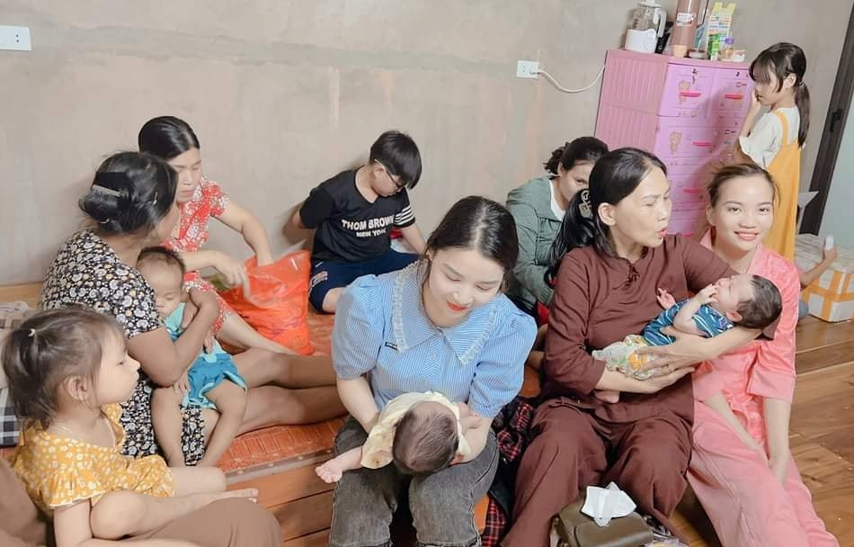 Nhiều phật tử, nhà hảo tâm về thăm và tặng quà cho các cháu cơ nhỡ tại chùa Vĩnh.