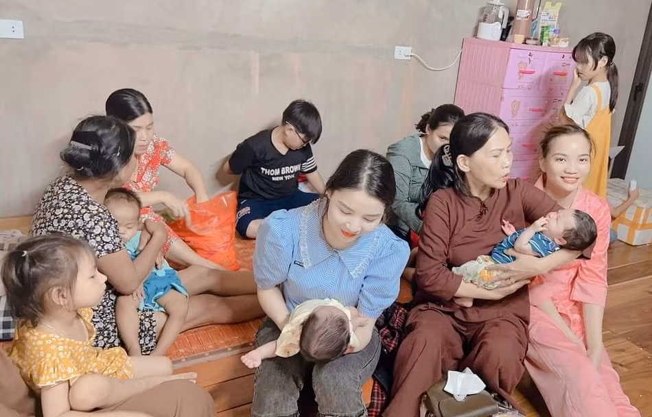 Nhiều phật tử, nhà hảo tâm về thăm và tặng quà cho các cháu cơ nhỡ tại chùa Vĩnh.