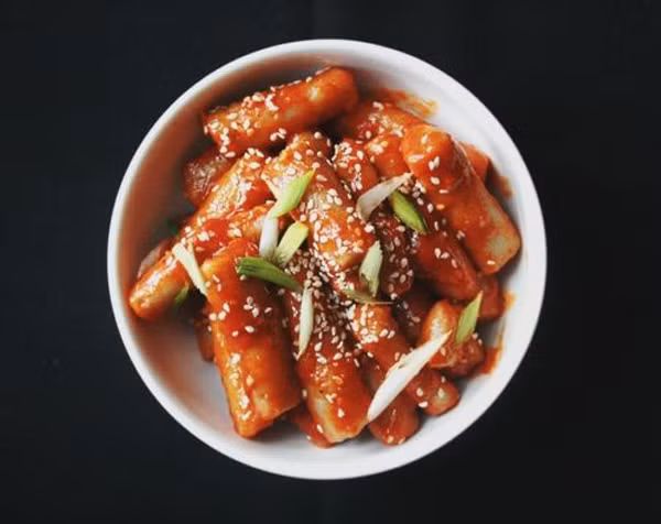 Tại xứ sở kim chi, Tteokbokki được phục vụ quanh năm song đặc biệt phổ biến vào mùa đông. Ngoài hương vị dẻo dai ngon “quên lối về”, Tteokbokki còn được lòng người ăn vì luôn được giữ nóng trên bếp, chỉ cần cắn nhẹ là có thể cảm nhận sự ấm áp, trái ngược với cái lạnh bên ngoài. Ảnh: Pinterest
