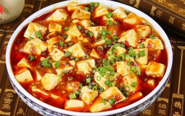 Đậu sốt Tứ Xuyên: Trung Quốc có nhiều đặc sản nóng hổi ngày lạnh, hầu hết chúng có điểm chung là vị cay nóng, khiến người ăn xuýt xoa, quên đi cái lạnh tê tái mùa đông. Trong số đó, đậu sốt Tứ Xuyên là một trong những món phổ biến, rất dễ chế biến. Ảnh: Cooky.