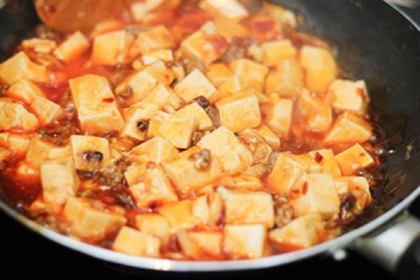 Món ăn có hương vị cay, thơm nồng đặc trưng của vùng đất Tứ Xuyên. Thành phần chính của món ăn là đậu phụ nấu cùng thịt xay. Với người ăn chay, bạn có thể loại bỏ thịt vẫn tạo nên hương vị đặc biệt, ngon tê lưỡi. Ảnh: Cooky.