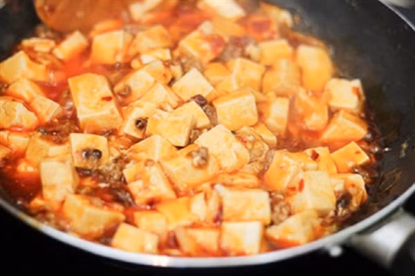 Món ăn có hương vị cay, thơm nồng đặc trưng của vùng đất Tứ Xuyên. Thành phần chính của món ăn là đậu phụ nấu cùng thịt xay. Với người ăn chay, bạn có thể loại bỏ thịt vẫn tạo nên hương vị đặc biệt, ngon tê lưỡi. Ảnh: Cooky.