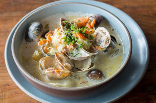 Súp ngao (Mỹ): Món súp hấp dẫn này có mặt tại nhiều vùng ở Mỹ, đặc biệt vùng biển phía đông. Mỗi vùng sẽ có cách chế biến riêng nhưng phổ biến nhất là nấu ngao cùng sốt kem tươi và cà chua. Ngoài ra, một chút lá nguyệt quế nghiền sẽ giúp màu sắc, hương vị của món súp “cuốn hút” hơn. Ảnh: Sayfamous