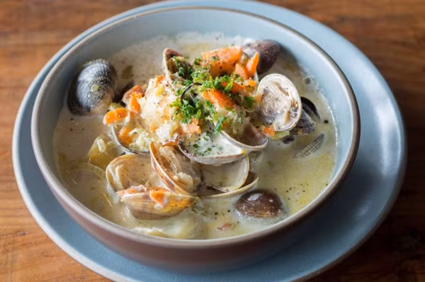 Súp ngao (Mỹ): Món súp hấp dẫn này có mặt tại nhiều vùng ở Mỹ, đặc biệt vùng biển phía đông. Mỗi vùng sẽ có cách chế biến riêng nhưng phổ biến nhất là nấu ngao cùng sốt kem tươi và cà chua. Ngoài ra, một chút lá nguyệt quế nghiền sẽ giúp màu sắc, hương vị của món súp “cuốn hút” hơn. Ảnh: Sayfamous