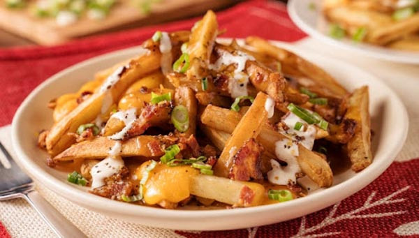 Poutine (Canada): Poutine khá giàu chất béo, tinh bột, phù hợp thưởng thức vào mùa đông. Nguyên liệu chính của Poutine gồm khoai tây chiên, phô mai và nước sốt thịt. Vị giòn rụm của khoai tây, béo ngậy của phô mai, thơm lừng của nước sốt thịt dễ dàng chinh phục những thực khách sành ăn. Ảnh: Canada.net.vn