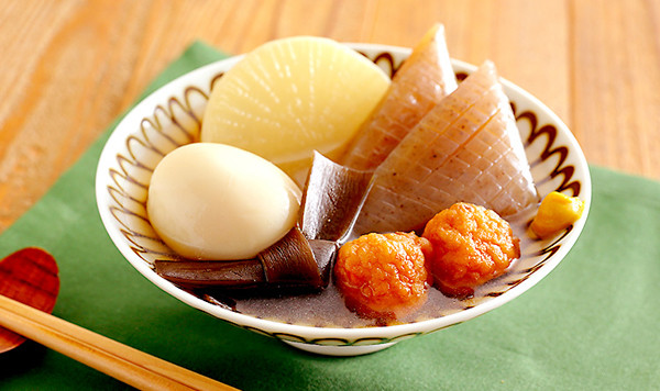 Canh oden (Nhật Bản): Oden là món ăn truyền thống, được đặc biệt yêu thích vào mùa đông tại Nhật Bản. Oden được chế biến tương tự các món hầm, ninh với thành phần gồm chả cá khoai mỡ, chả cá nướng, trứng vịt luộc, thịt bò hoặc thịt lợn cùng nhiều loại củ khác. Tùy từng vùng mà thành phần có thể thay đổi, thêm bớt theo khẩu vị người ăn. Ảnh: Japan.net