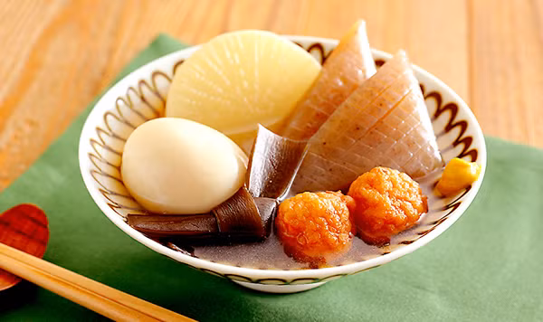 Canh oden (Nhật Bản): Oden là món ăn truyền thống, được đặc biệt yêu thích vào mùa đông tại Nhật Bản. Oden được chế biến tương tự các món hầm, ninh với thành phần gồm chả cá khoai mỡ, chả cá nướng, trứng vịt luộc, thịt bò hoặc thịt lợn cùng nhiều loại củ khác. Tùy từng vùng mà thành phần có thể thay đổi, thêm bớt theo khẩu vị người ăn. Ảnh: Japan.net