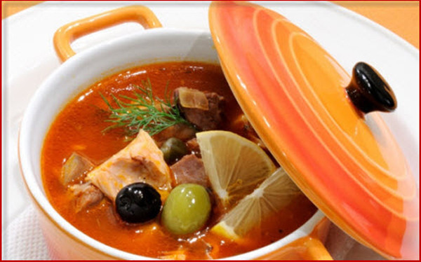 Solyanka (Nga): Mùa đông lạnh giá ở Nga được sưởi ấm bằng món súp cay Solyanka. Đây được xem là “thiên đường” của những người yêu thịt. Món ăn là sự kết hợp hoàn hảo của thịt bò, nhiều loại thịt hun khói như giăm bông, xúc xích hun khói, thịt xông khói, dưa chua, nấm, ô liu và nụ bạch hoa... Ảnh: Comvo