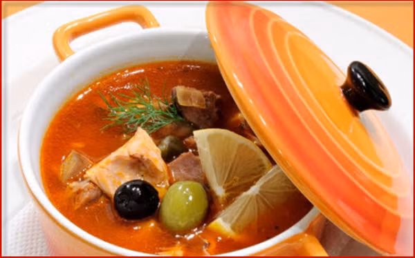 Solyanka (Nga): Mùa đông lạnh giá ở Nga được sưởi ấm bằng món súp cay Solyanka. Đây được xem là “thiên đường” của những người yêu thịt. Món ăn là sự kết hợp hoàn hảo của thịt bò, nhiều loại thịt hun khói như giăm bông, xúc xích hun khói, thịt xông khói, dưa chua, nấm, ô liu và nụ bạch hoa... Ảnh: Comvo