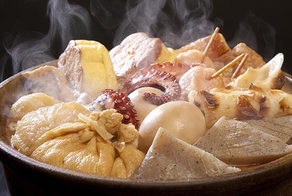 Khi chế biến, các nguyên liệu sẽ được ninh nhiều giờ trong nước được chắt lọc từ dashi, shouyu, đường và một số gia vị khác. “Linh hồn” của oden là phần nước dùng dashi nấu từ tảo bẹ kombu, cá bào hana katsuo và nước tương lạt Ushukuchi cô đọng trong miếng củ cải. Khi thưởng thức nóng hổi, món ăn sẽ giúp bạn ấm áp từ trong giữa thời tiết lạnh giá. Ảnh: Japan.net