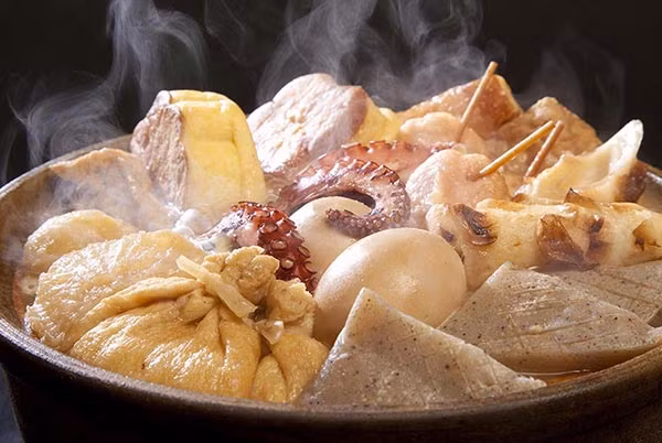 Khi chế biến, các nguyên liệu sẽ được ninh nhiều giờ trong nước được chắt lọc từ dashi, shouyu, đường và một số gia vị khác. “Linh hồn” của oden là phần nước dùng dashi nấu từ tảo bẹ kombu, cá bào hana katsuo và nước tương lạt Ushukuchi cô đọng trong miếng củ cải. Khi thưởng thức nóng hổi, món ăn sẽ giúp bạn ấm áp từ trong giữa thời tiết lạnh giá. Ảnh: Japan.net