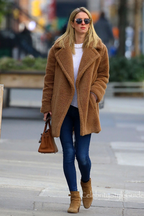 Để mặc áo gấu bông đẹp, trẻ và gọn, trang Sohu gợi ý nên chú ý đến kiểu dáng quần áo, phụ kiện mặc bên trong. Cụ thể, bạn nên ưu tiên những item ôm sát như quần jeans dáng skinny, áo thun nhẹ nhàng, croptop sexy, giày và bốt không quá hầm hố…