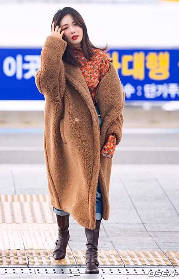 Nhờ ưu điểm trên, áo gấu bông được nhiều mỹ nhân nổi tiếng như Hyuna, Rosé, Seo Hyun, Yuna (ITZY) lăng xê nhiệt tình. Tuy nhiên, mẫu áo khá kén người mặc, nếu không biết cách phối đồ, bạn gái dễ trở nên cục mịch, to xù giống như những chú gấu.