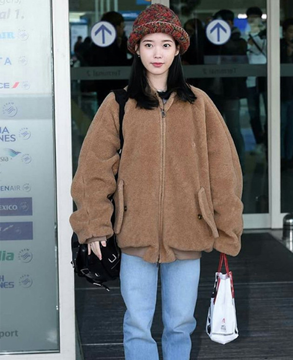 Áo gấu bông có hai dáng cơ bản là dáng ngắn và dáng dài. Thiết kế ngắn mang lại vẻ trẻ trung, năng động cho người mặc. Trong khi đó, mẫu áo dáng dài rất hợp cho ngày đại hàn, vừa ấm áp lại dễ thương.