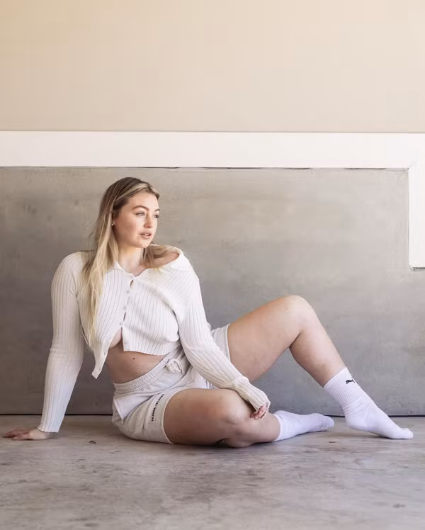 Thông qua câu chuyện của bản thân, Iskra Lawrence mong muốn thúc đẩy sự tự tin về cơ thể, phong cách sống lành mạnh, tự tin và lạc quan đến các chị em.