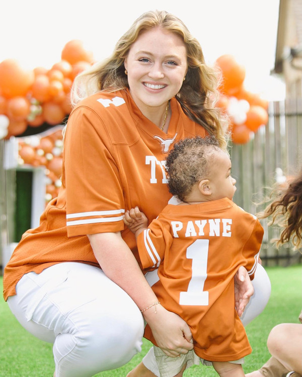 Cách đây không lâu, Iskra Lawrence hạ sinh con đầu lòng. Cô khiến người hâm mộ bất ngờ về tốc độ về dáng sau sinh. So với trước khi mang thai, ngoại hình Iskra Lawrence không có nhiều khác biệt.