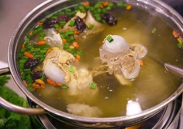 Hầm canh xương tẩm bổ: Canh xương hầm sánh quyện, hương vị hấp dẫn, thi thoảng đổi bữa sẽ không gây mối nguy sức khỏe. Đáng tiếc, nhiều người nhầm tưởng càng ăn nhiều canh xương càng tốt, tích cực hầm cho trẻ nhỏ sử dụng.