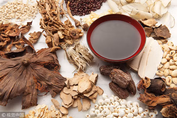 Uống thuốc bắc dưỡng sinh: Thuốc bắc chứa nhiều dược liệu có tác dụng bồi bổ sức khỏe, tăng sức đề kháng. Dù tốt song tuyệt đối không tùy ý sử dụng thuốc bắc bởi chúng có thể làm tăng gánh nặng cho gan thận.