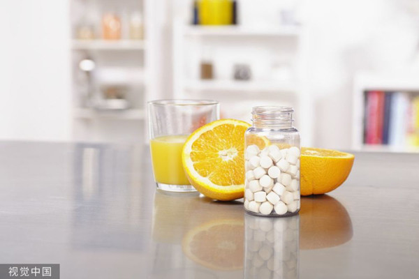 Lạm dụng sản phẩm chăm sóc sức khỏe: Nhiều người nhầm tưởng, sử dụng các sản phẩm chăm sóc sức khỏe không “bổ ngang” thì cũng “bổ dọc”, góp phần tăng cường thể lực, ngăn ngừa bệnh tật. Thực tế, để hiệu quả lâu dài, bạn nên duy trì chế độ ăn uống cân bằng, tăng cường vận động, làm việc và nghỉ ngơi hợp lý. (Ảnh minh họa)