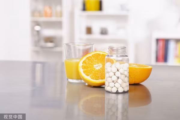 Lạm dụng sản phẩm chăm sóc sức khỏe: Nhiều người nhầm tưởng, sử dụng các sản phẩm chăm sóc sức khỏe không “bổ ngang” thì cũng “bổ dọc”, góp phần tăng cường thể lực, ngăn ngừa bệnh tật. Thực tế, để hiệu quả lâu dài, bạn nên duy trì chế độ ăn uống cân bằng, tăng cường vận động, làm việc và nghỉ ngơi hợp lý. (Ảnh minh họa)