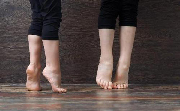 Nếu không thể sắp xếp thời gian đến phòng tập, bạn có thể chọn cách kiễng chân để rèn luyện thể lực. Kiên trì thực hiện 15 phút mỗi ngày, bạn sẽ nhận được lợi ích vô cùng ấn tượng. Ảnh: Sohu