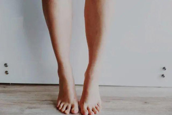 Thúc đẩy lưu thông máu chi dưới: Ngồi lâu, ít vận động khiến tuần hoàn máu chi dưới dễ bị tắc nghẽn. Duy trì tình trạng này lâu làm tăng khả năng suy giãn tĩnh mạch chi dưới, tê bì chân. Theo Sohu, kiên trì kiễng chân 15 phút mỗi ngày sẽ góp phần cải thiện tình trạng, thúc đẩy tuần hoàn máu phần dưới cơ thể. Ảnh: Sohu