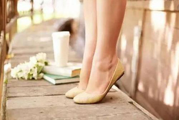 Để nhận được lợi ích sức khỏe ấn tượng trên, bạn cần kiễng chân đúng kỹ thuật. Trước khi tập, bạn nên tìm điểm tựa (tường, tủ), dùng lực toàn thân từ từ nâng gót chân lên. Ảnh: Sohu