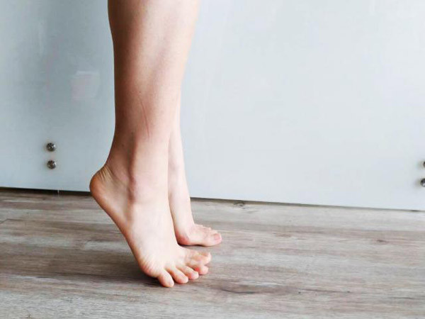 Quá trình thực hiện, bạn rất khó duy trì tư thế trong 15 phút liên tục. Lúc này, tuyệt đối không ngồi xuống hoặc ngồi xổm ngay để tránh chóng mặt, ngất xỉu. Ảnh minh họa