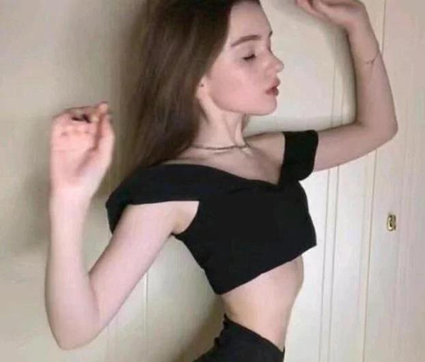 Nhiều người tỏ ra bất ngờ khi chiêm ngưỡng vòng eo siêu mỏng của 10X. Trong khi đó, không ít người nghi ngờ vòng 2 của mỹ nhân người Nga chỉ là sản phẩm của photoshop. Đáp lại nghi vấn, Yana đăng tải các video không chỉnh sửa, ngầm chứng minh vòng eo nhỏ của cô nàng là thật.