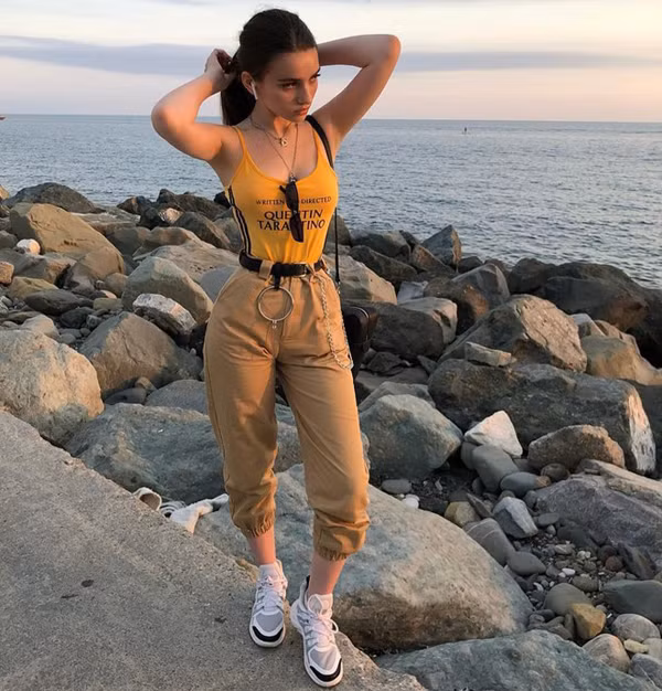 Đôi khi, cô sẽ tự thưởng cho mình chuyến du lịch đến những địa điểm yêu thích. Năm 2019, hotgirl từng đến du lịch tại Hạ Long. Qua những bức ảnh được đăng trên trang cá nhân, nhiều người nhận xét body của Yana ngày càng cuốn hút, tràn đầy sức sống.