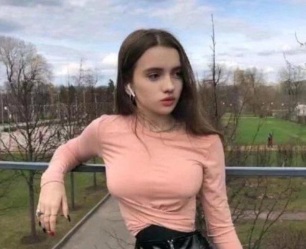 Cách đây vài năm, loạt ảnh của Yana Poplavskaya (sinh năm 2003, Nga) gây chú ý trên mạng xã hội nhiều nước. Cô gái có gương mặt thanh tú, sống mũi cao cùng nước da trắng mịn không tì vết. Đặc biệt, thiếu nữ sở hữu vòng eo nhỏ không tưởng, bé chưa đầy gang tay thu hút nhiều ý kiến trái chiều. (Ảnh: Sohu, Instagram NV)