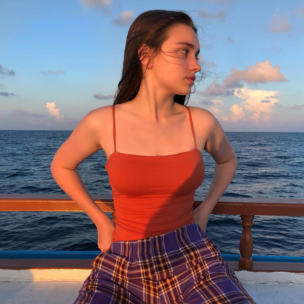 Thay vì chú ý đến khen chê của mọi người, Yana yêu cơ thể bằng cách đi bộ, nghe nhạc, trải nghiệm cuộc sống vui vẻ, có ý nghĩa.