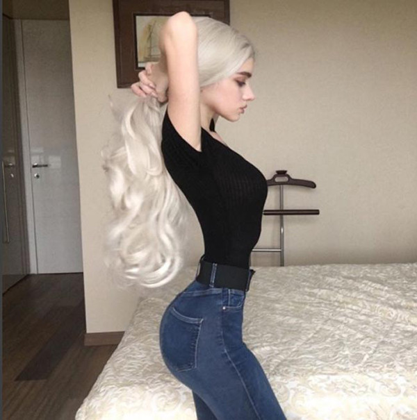 Trên trang cá nhân, Yana không tiết lộ nhiều thông tin về bản thân, chủ yếu chia sẻ hình ảnh trong trang phục bó sát, gợi cảm để lộ “vòng eo con kiến”.